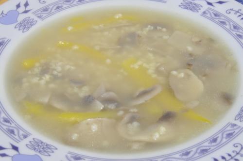 Žampionová polévka s jáhlami a paprikou  – Snadné recept z Česko kuchyně, hotový za Do 30 minut